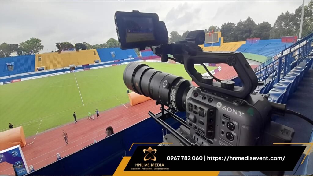 Ekip HNLive Media thực hiện dịch vụ livestream bóng đá chuyên nghiệp tại sân vận động