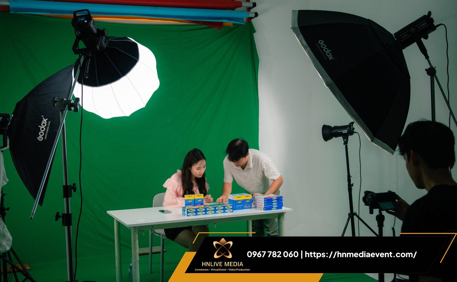 Quay Dịch Vụ Livestream Phông Xanh Chuyên Nghiệp