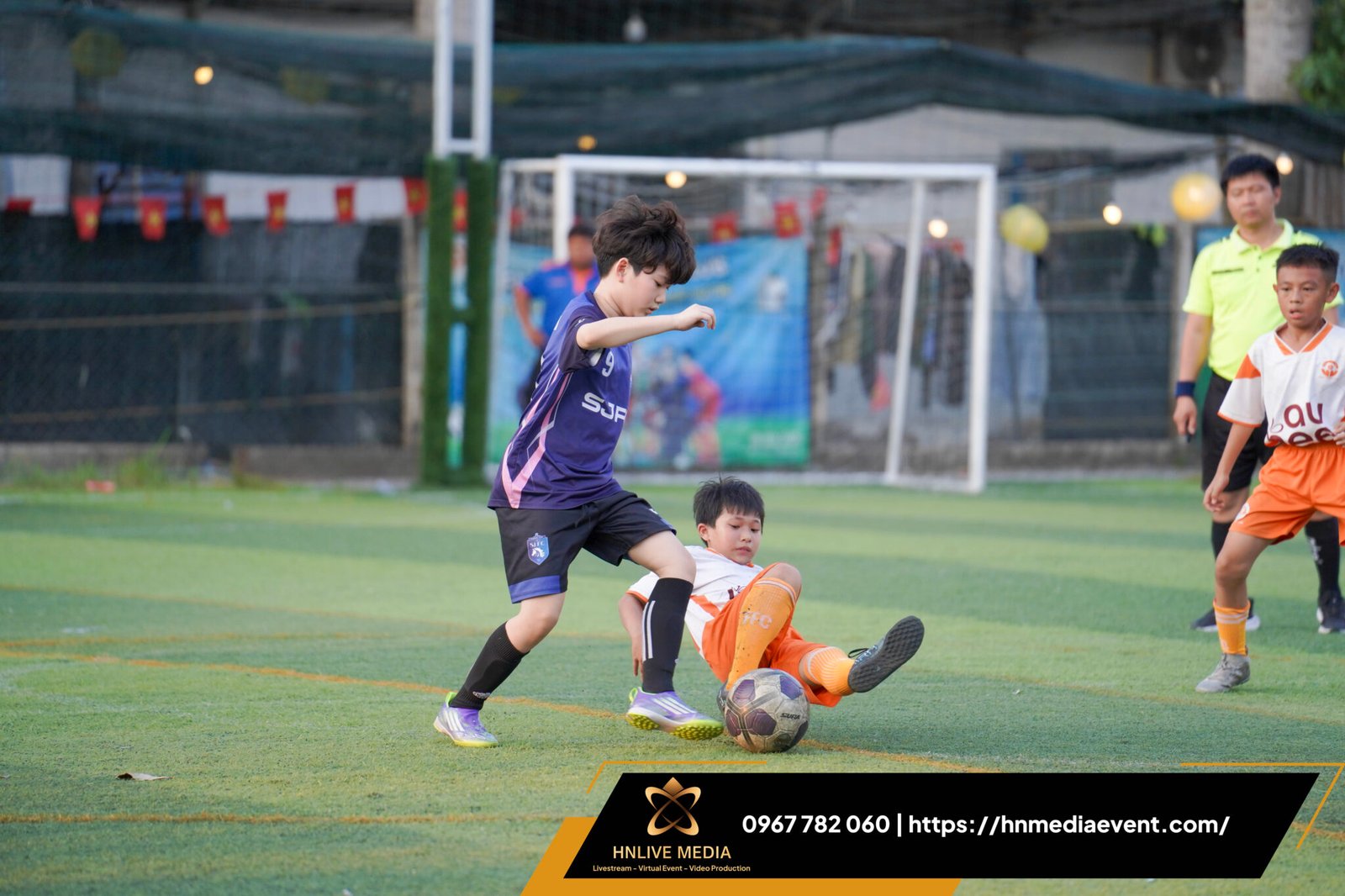 Quay phim chụp ảnh bóng đá trẻ em